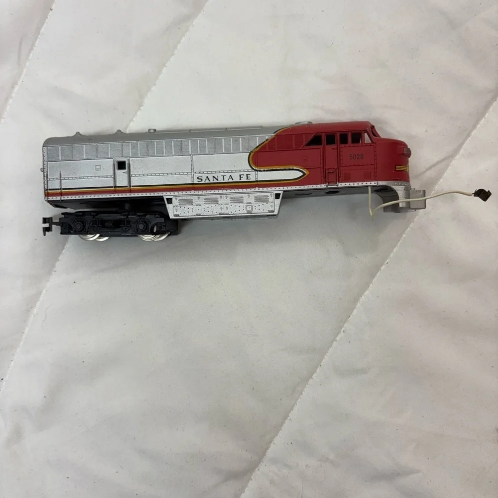 AHM Ho Scale Santa Fe Diesel Locomotive No. 5028 For Train Set Layout ￼